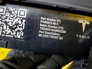 OŚWIETLENIE LAMPKA PODSUFITKI KABINY PRZYCISK SOS TESLA MODEL 3 PRZEDLIFT