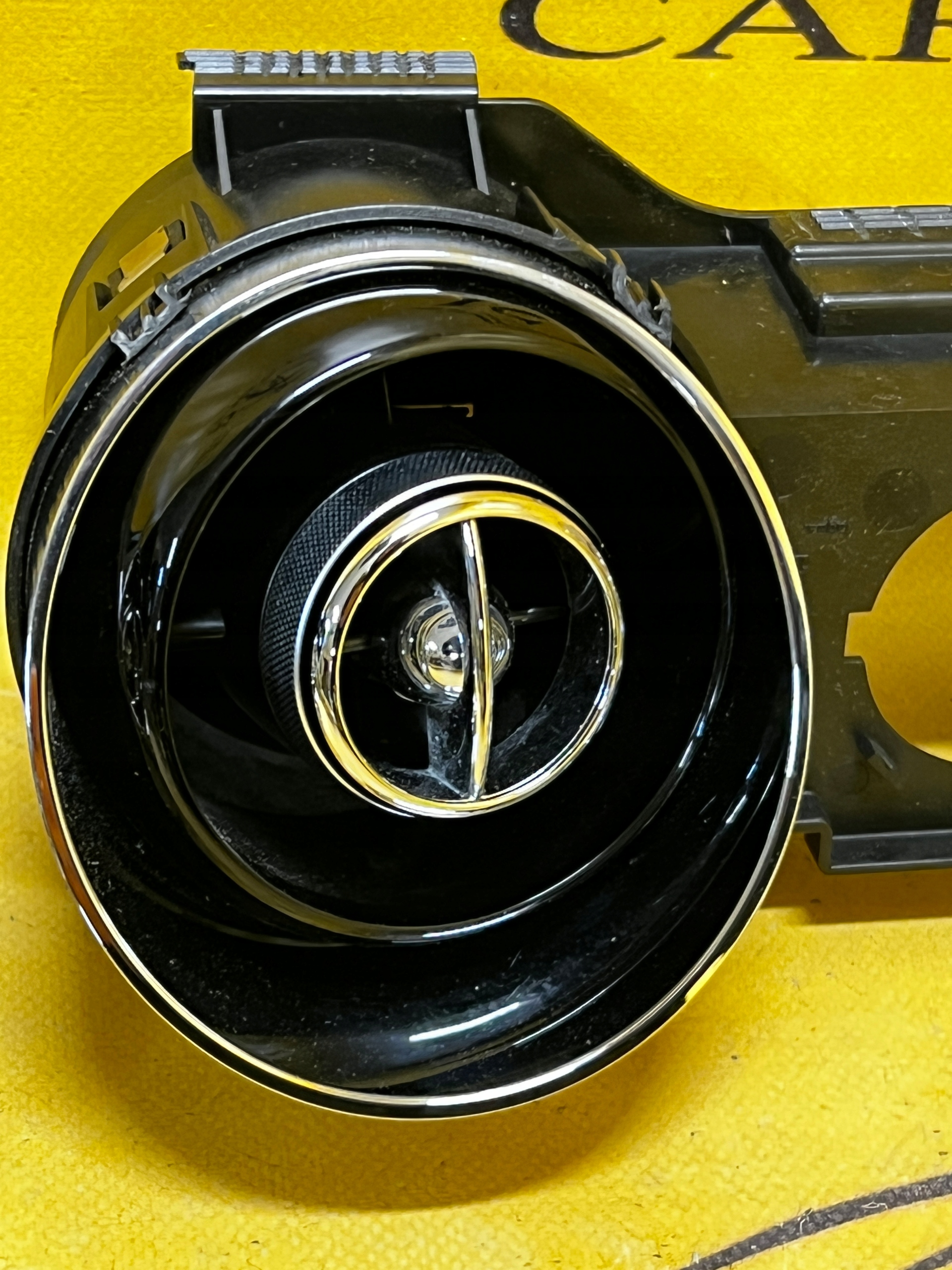 ŚRODKOWE KRATKI NAWIEWU DESKI JAGUAR XJ X351 09-19