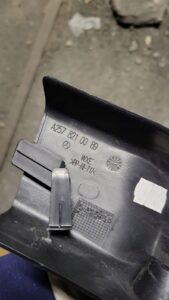 OSŁONA ZAWIASÓW KLAPY TYŁ BAGAŻNIKA PRZEWODÓW PRAWA PRAWY MERCEDES CLS W257