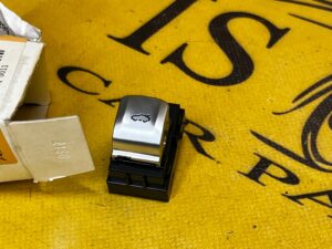 PRZYCISK PRZEŁĄCZNIK KLAPY TYŁ BAGAŻNIKA BMW G01 G02 G07 G11 G12 G16 NOWY