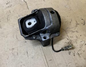 ŁAPA MOCOWANIE WSPORNIK PODUSZKA SILNIKA PORSCHE MACAN 95B 2.0 TFSI