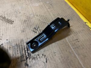 UCHWYT BLACHA WSPORNIK MOCOWANIE PRAWY FORD BRONCO 21-