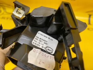 ŚRODKOWA KRATKA NAWIEWU DESKI RENAULT CLIO V