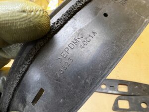 USZCZELKA RELINGU DACHOWEGO TYŁ LEWA NISSAN X-TRAIL III T32