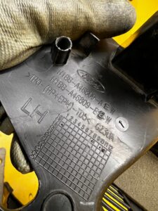 PLASTIK OSŁONA MOCOWANIE PÓŁKI BAGAŻNIKA TYŁ LEWA FORD FIESTA MK8 3D