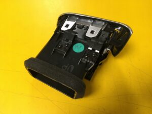 KRATKA NAWIEWU KIEROWCY LEWA DESKI INFINITI Q30 EU