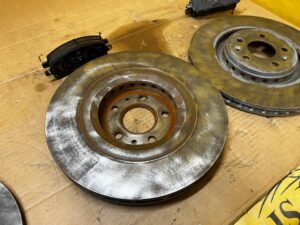 KOMPLET TARCZE KLOCKI HAMULCOWE PRZÓD TYŁ NISSAN QASHQAI III J12 1.5 B