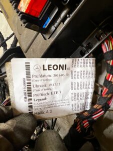 WIĄZKA INSTALACJA OKABLOWANIE SKRZYNKA BEZPIECZNIKÓW MERCEDES C-KLASA W206