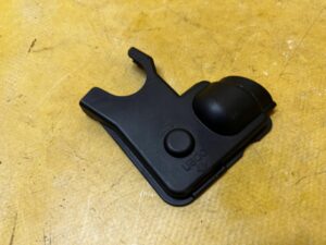 ZAŚLEPKA OSŁONA KLEMY ZACISKU AKUMULATORA PORSCHE MACAN 95B