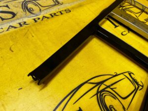 DEKOR RAMKA PANEL TUNELU ŚRODKOWEGO RANGE ROVER VELAR L560