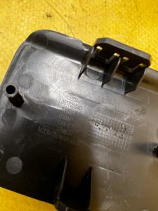 OSŁONA ZAŚLEPKA SZYNY PROWADNICY FOTELA PRZÓD FORD BRONCO 21-