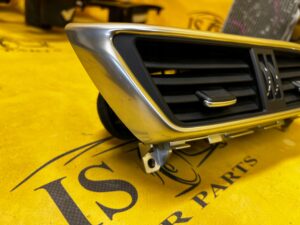 KRATKA NAWIEWU ŚRODKOWA DESKI INFINITI Q30 EUROPA