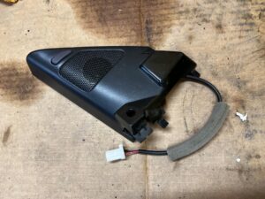 GŁOŚNIK OSŁONA ZAŚLEPKA SŁUPKA A PRZÓD LEWY BOSE INFINITI Q50