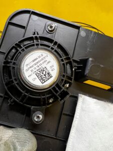 OSŁONA DOLNA DESKI ROZDZIELCZEJ PASAŻERA PRAWA TESLA MODEL 3 PRZEDLIFT