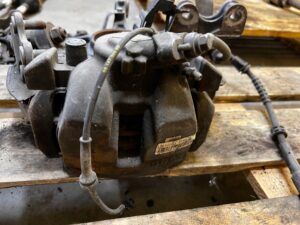 ZWROTNICA TARCZA ZACISK PRZÓD LEWY PEUGEOT 3008 II 5008 II