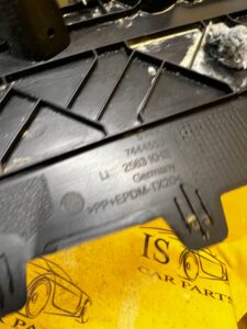 OSŁONA POSZYCIE SŁUPKA C LEWA BMW F40