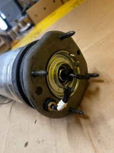 AMORTYZATOR PNEUMATYCZNY PRZÓD PRAWY LAND ROVER DEFENDER II L663