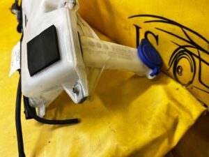 ZBIORNIK POMPKA WLEW SPRYSKIWACZY FORD BRONCO 21-