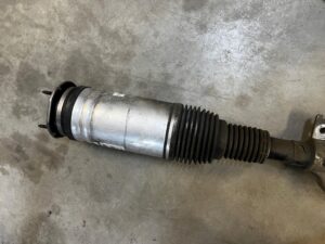 AMORTYZATOR MIECH LEWY PRZÓD LR L462 DISCOVERY V