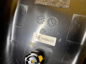 OSŁONA OBUDOWA KOLUMNY KIEROWNICZEJ DOLNA TESLA MODEL 3 PRZEDLIFT