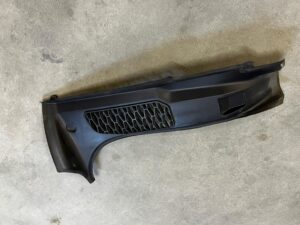 ZAŚLEPKA OSŁONA BOCZEK BAGAŻNIKA KRATKA LEWA LAND ROVER DISCOVERY 5 V L462