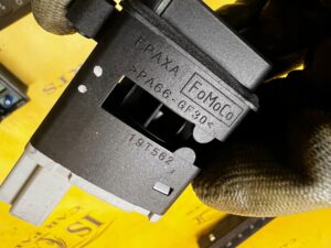 CZUJNIK TEMPERATURY I WILGOTNOŚCI POWIETRZA FORD BRONCO 21-