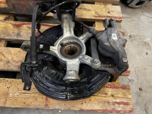 NOGA AMORTYZATOR ZWROTNICA ZAWIESZENIE PRZÓD LEWY INFINITI Q30