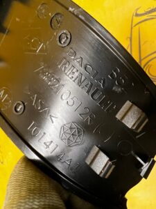 OSŁONA ZAŚLEPKA RELINGU DACHOWEGO LEWA DACIA SANDERO II STEPWAY