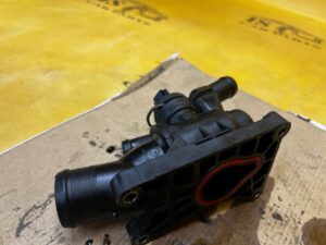 OBUDOWA TERMOSTATU RENAULT DACIA NISSAN MERCEDES 1.5 BLUE DCI