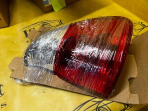 LAMPA TYŁ PRAWY PRAWA W BŁOTNIK BIAŁA BMW X5 E53 NOWA OEM