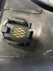 LISTWA OSŁONA KLATKI ŚRODEK PRAWA JEEP WRANGLER JL