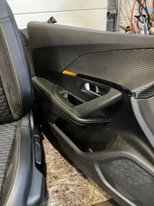 FOTELE KOMPLET WNĘTRZE BOCZKI FOTEL KANAPA PEUGEOT 2008 II P24