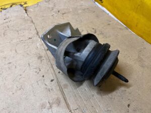 ŁAPA PODUSZKA PODPORA SILNIKA LEWA CHEVROLET CORVETTE C5 97-04