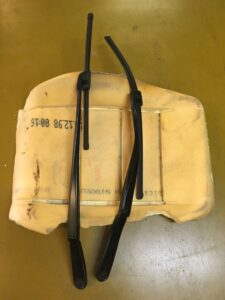 RAMIONA WYCIERACZEK KOMPLET + PIÓRA BMW F10 F06 EU