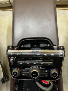 FOTELE SKÓRZANE EKRANY WENTYLACJA BOCZKI PODŁOKIETNIK JAGUAR XJ X351 EU