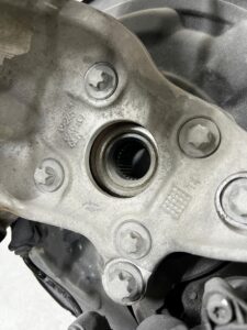 ZWROTNICA PIASTA ZACISK TYLNA TYŁ LEWA LEWY MERCEDES W156 4MATIC Q30