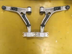 LEWY PRZEDNI WAHACZ TULEJE SWORZEŃ INFINITI Q30