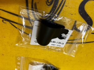 ZAŚLEPKA PLASTIK RAMIENIA WYCIERACZKI TYŁ BMW 1 E81 E87 NOWA OEM