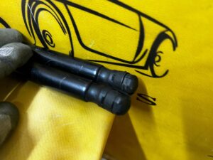 KOMPLET SIŁOWNIKI TELESKOPY KLAPY TYŁ BAGAŻNIKA FORD FIESTA MK8