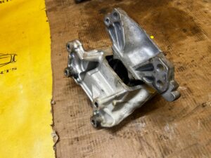 ŁAPA PODUSZKA PODPORA SKRZYNI BIEGÓW PEUGEOT 508 I 2.0 HDI AUTOMAT