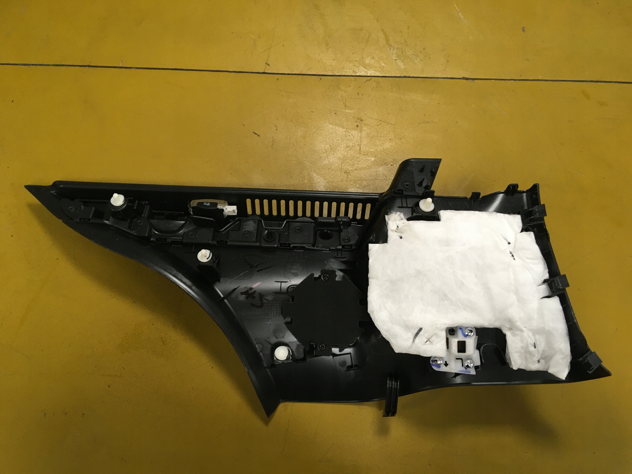 LEWY BOCZEK TAPICERKA BAGAŻNIKA INFINITI Q30