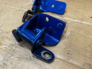 KPL ZAWIASY DRZWI TYŁ LEWY FORD BRONCO 21- VELOCITY BLUE PEARL METALIC