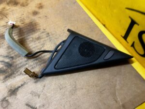 GŁOŚNIK OSŁONA ZAŚLEPKA SŁUPKA A PRZÓD LEWY BOSE INFINITI G37