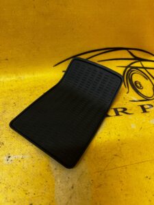 PODKŁADKA GUMOWA TYLNEGO SCHOWKA BMW 5 G30