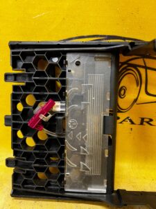 RAMKA OSŁONA UCHWYTU NA KUBKI TUNELU BMW 5 G30