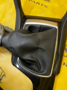 MIESZEK DRĄŻEK ZMIANY BIEGÓW DEKOR TUNELU ŚRODKOWEGO PEUGEOT 308 II T9 EU