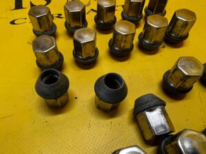 KOMPLET NAKRĘTKI ŚRUBY KÓŁ RANGE ROVER VELAR L560