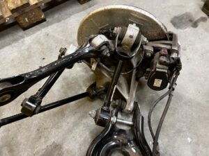 ZWROTNICA TYŁ KOMPLETNA ZACISK PRAWA TESLA MODEL 3 2WD