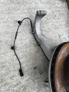 ZWROTNICA ZACISK TARCZA HAMULCOWA PRZÓD LEWY TESLA MODEL 3 PRZEDLIFT RWD