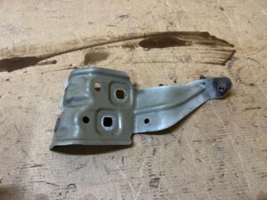 MOCOWANIE WSPORNIK BŁOTNIKA PRZÓD PRAWY MERCEDES A A45 AMG W177 BIAŁA PERŁA